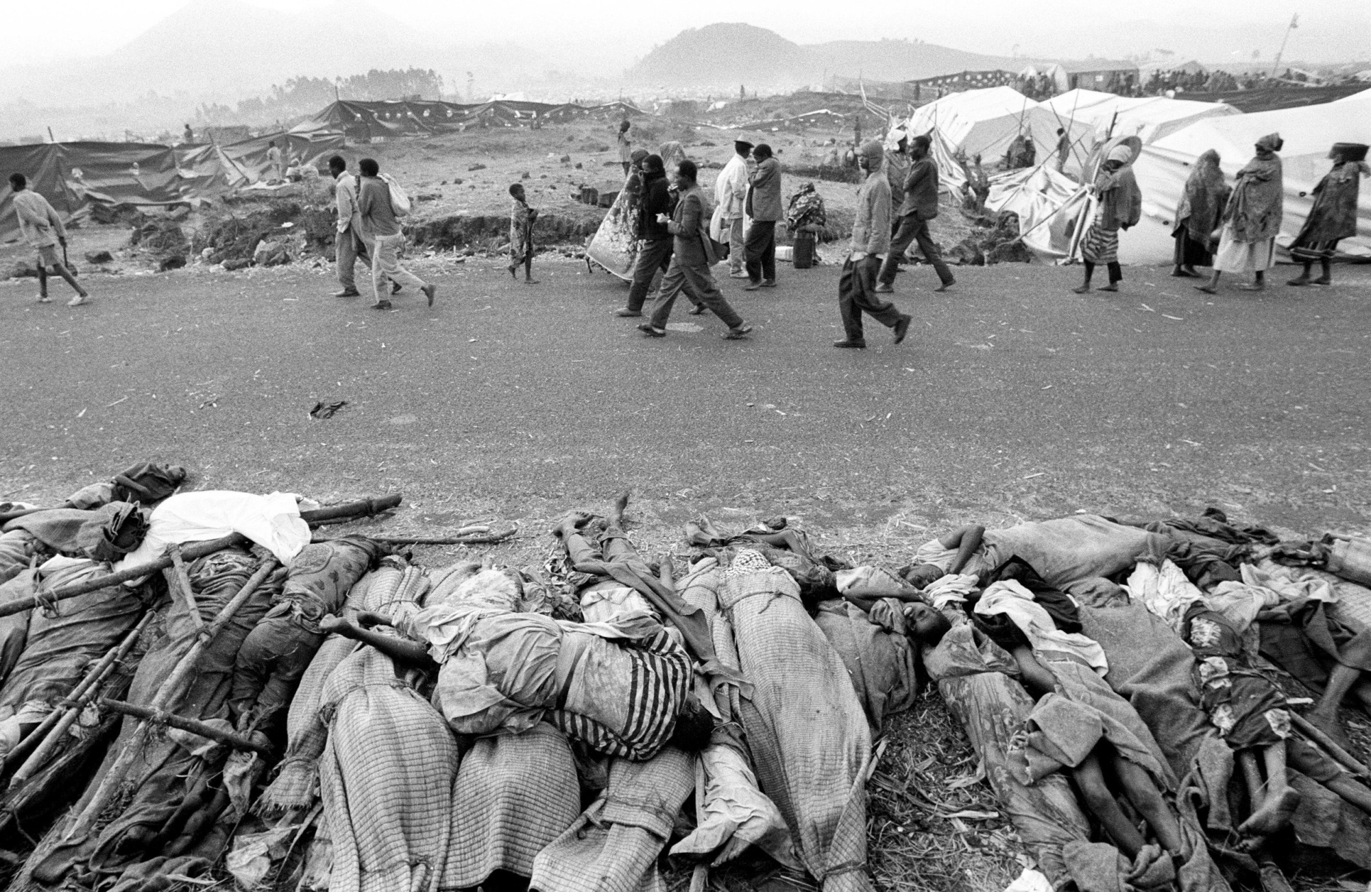 族群与边界|1994年卢旺达100天种族大屠杀 尸横遍野谁之过错?